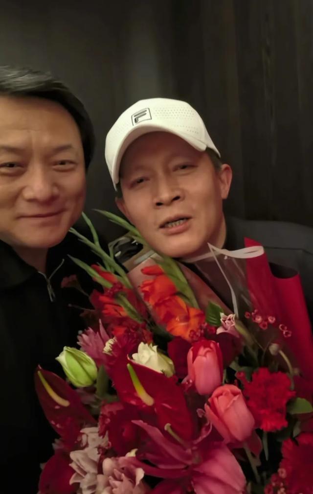 巍子庆祝70大寿，郭靖宇和杨志刚兄弟现身，巍子儿子低调亮相！