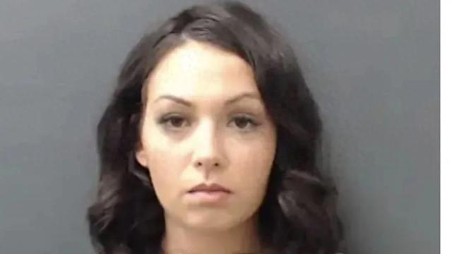 美国一名26岁女教师与16岁学生发生性关系被判25年。