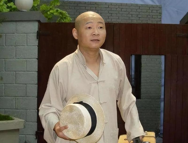 55岁赵亮现状:带模特老婆深山养鸡16年,俩儿子像谁一目了然