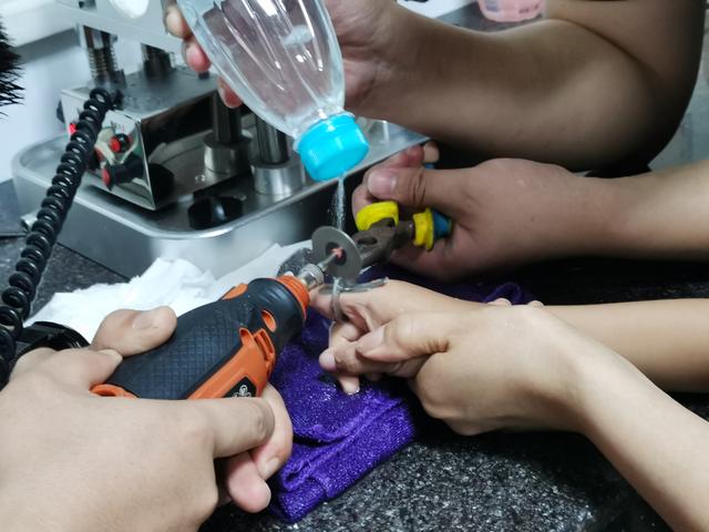 “叔叔儿子也上幼儿园，你们可以交朋友！”男孩铁环卡手5小时，消防暖心安慰