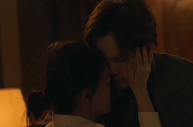 钟汉良李小冉吻戏好虐！用力太猛嘴巴被亲到变形，双方难舍难分