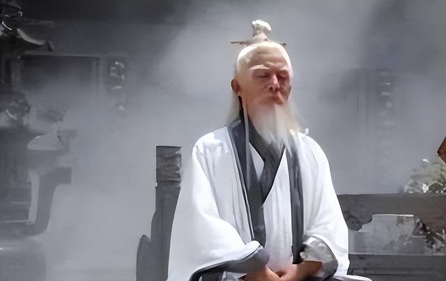 袁天罡给三人看相，预言他们必能做大官，三人走后袁天罡直叹可惜