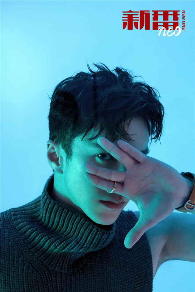 王冠逸质感大片曝光 深邃眼神显成熟魅力