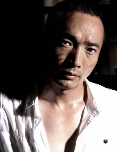 他是曾黎前男友,被韩国美女倒追,从机修工到影帝的他有何魅力?