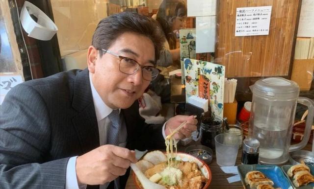 抛弃妻子另娶小13岁新欢，照顾残障哥哥16年，水均益人品究竟如何