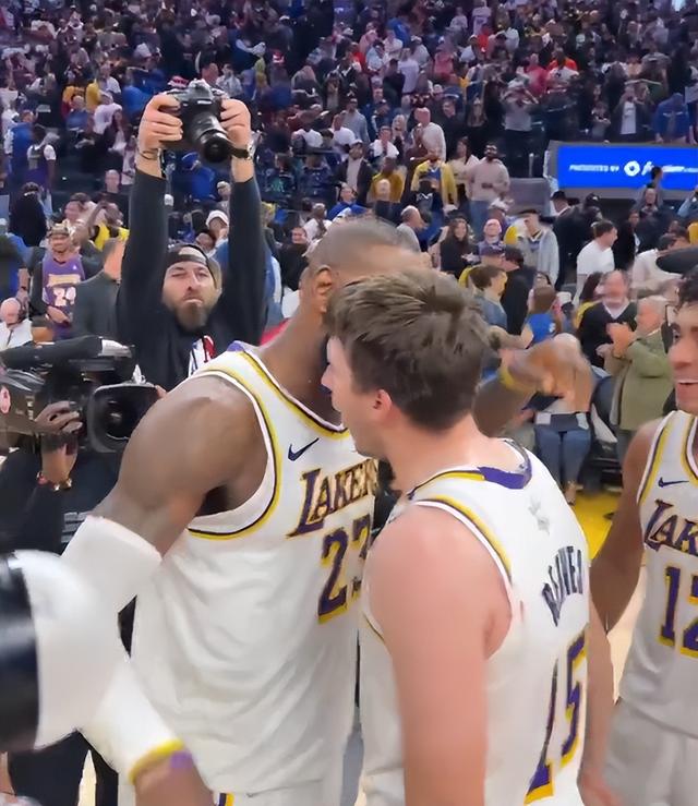 里夫斯双手指天霸气十足：湖人连发3推为他喝彩 创纪录詹皇献撞胸