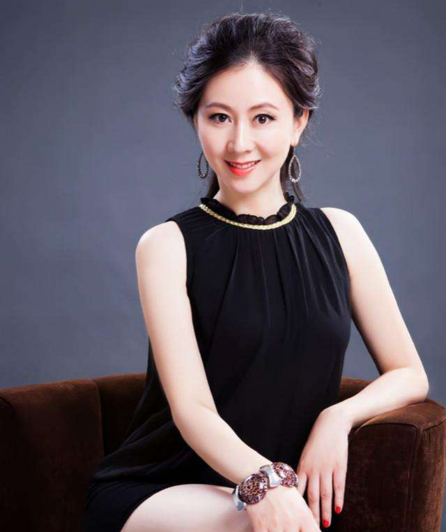 汤加丽：因当“人体模特”被丈夫抛弃，被父母嫌弃，46岁仍然单身