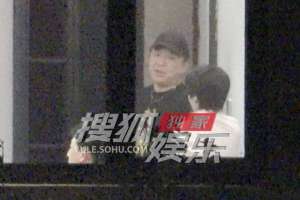 黄渤工作室(黄渤现身工作室忙碌 身穿短袖特别有活力)