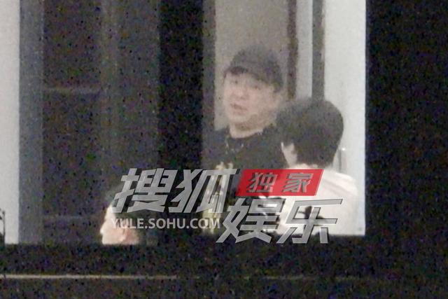 黄渤现身工作室忙碌 身穿短袖特别有活力