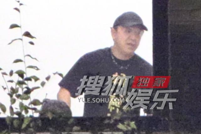 黄渤现身工作室忙碌 身穿短袖特别有活力