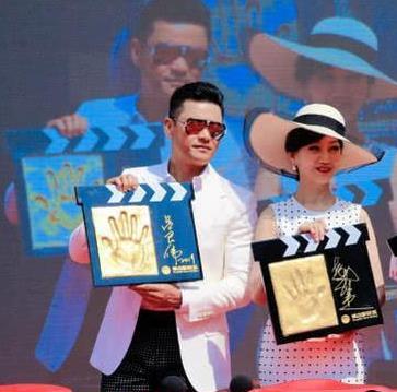 66岁赵雅芝与64岁吕良伟亲密同框，嫩似一对小情侣，与周润发似两代人