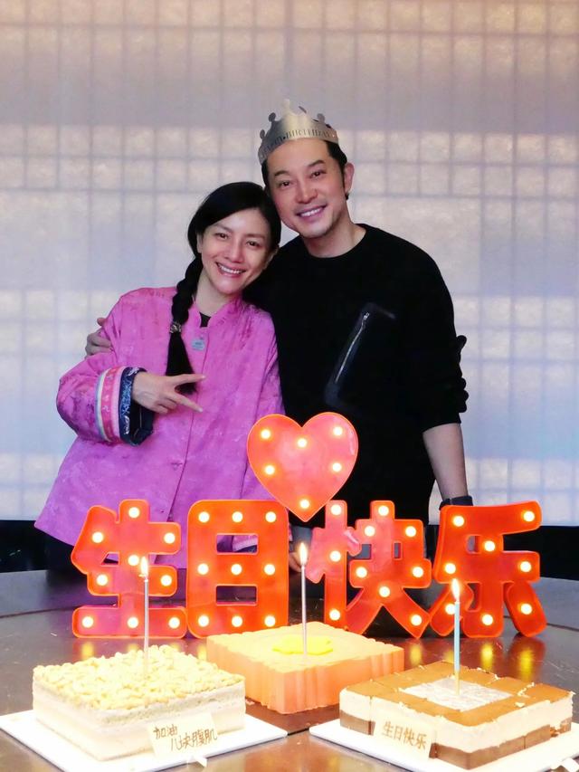 胡可晒全家福为沙溢庆生，47岁沙溢瘦下来变好嫩，俩儿子高大帅气