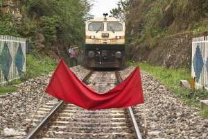 热死了(高温飙50度火车车厢“没冷气”悚变烤箱 印度4人活活热死)