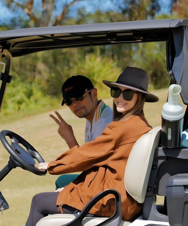 周杰伦疑戴假发露面，颜值回春瘦了一圈，昆凌小腹微凸像怀孕