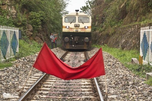 高温飙50度！火车车厢“没冷气”悚变烤箱 印度4人活活热死