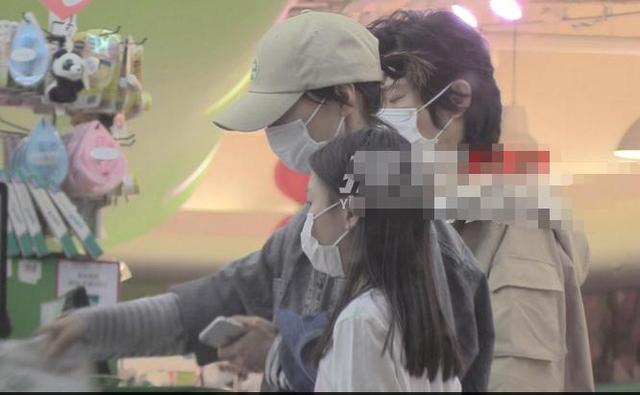 夏雨一家三口逛超市,43岁袁泉的美腿绝了,结账暴露家庭地位