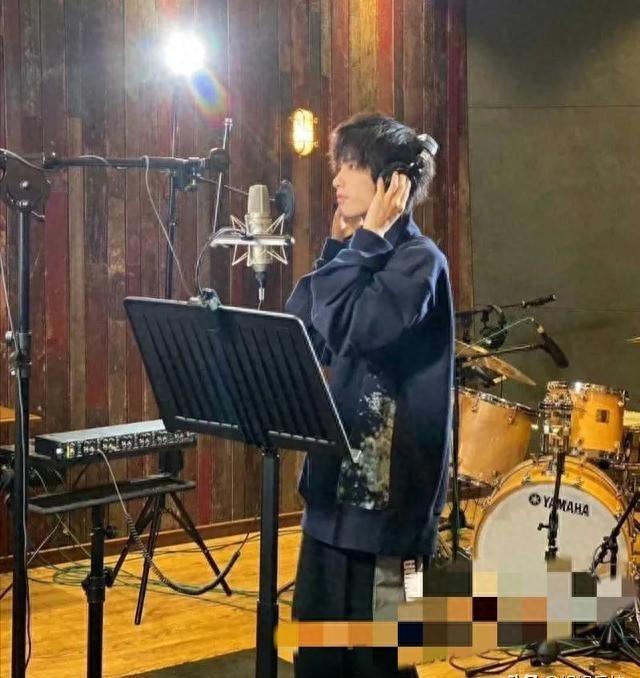 闹大了！演员吴欣蔓夜锤男友出轨嫖娼，却被扒黑历史，事关贾乃亮