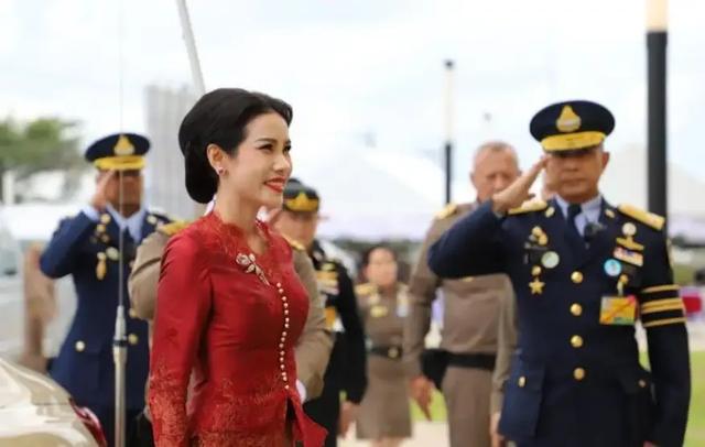 诗妮娜贵妃偷摸生子，有儿有女儿子七岁，生日放一家4口漫画示威