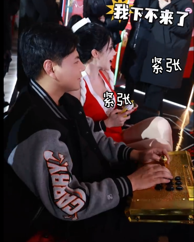 走路摇COS不知火舞，现场挑战小孩，精湛技术看呆众人