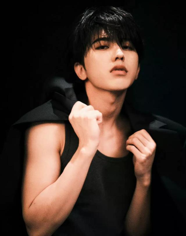 行走的荷尔蒙,蔡徐坤禁欲写真,一身肌肉满满的男人范