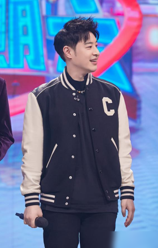 潘玮柏出席节目，穿棒球服阳光少年范十足，42岁毫无“大叔感”