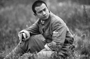 雪豹周卫国(《雪豹》周卫国独臂血战，八路军“单手英雄”大闹县城)