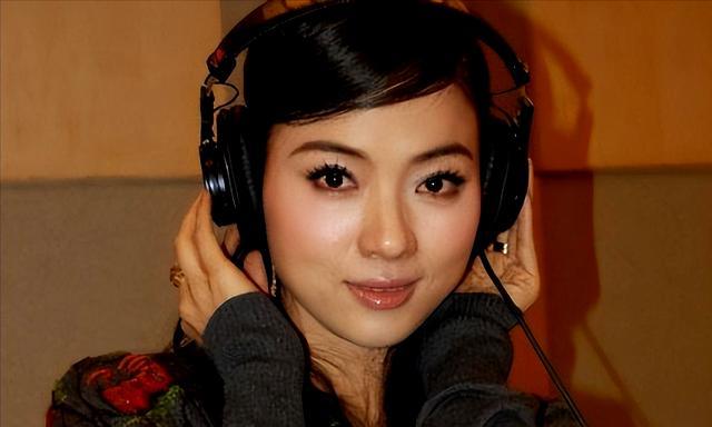 民歌天后陈思思：嫁给青歌赛冠军师鹏生一女，今49岁气质依旧动人