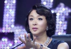 金星男生的样子(52岁金星重回男儿本色，全身男装素颜走街，网友感慨：太飒了)