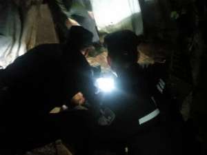 午夜手机电影(电影都不敢这么演女子深夜上山找手机救下中毒男子)