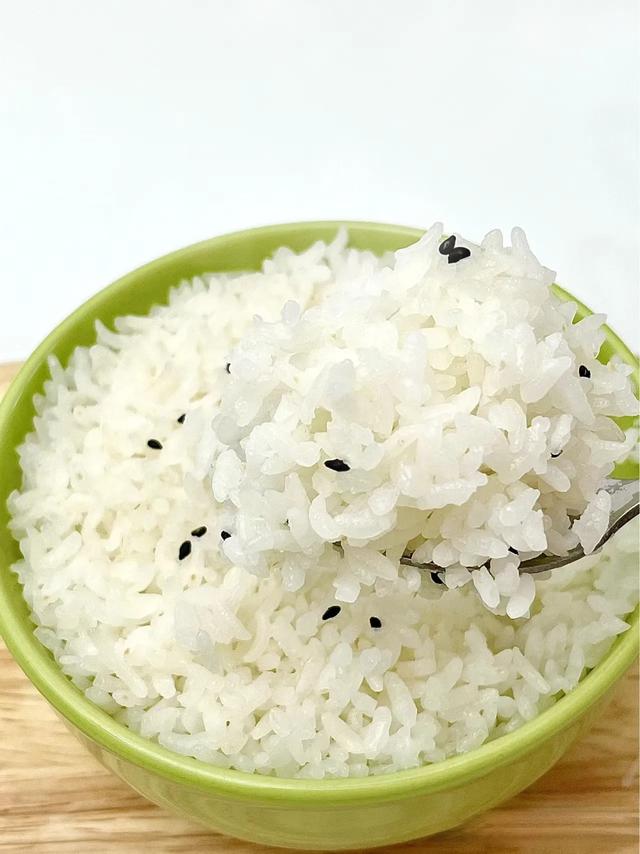 蒸米饭小技巧：切记不要加冷水，多做2步，米饭粒粒分明