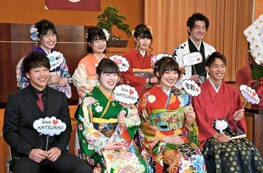 日本令和年代首个成人式！和服少女扎堆自拍(图)