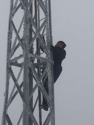 姬诚(「风雪中的气象工作者」当气象设备冻成冰雕……)