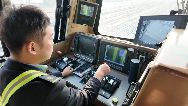 新春走基层｜1500米长的万吨重载列车！开起来有多难？