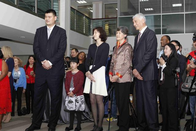 姚明女儿没有170？看站他身边168的范冰冰和172的撒贝宁就知道了