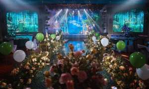 帅哥床戏(婚礼现场直播床上戏（凤凰男2）)