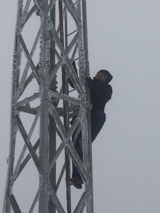 「风雪中的气象工作者」当气象设备冻成冰雕……