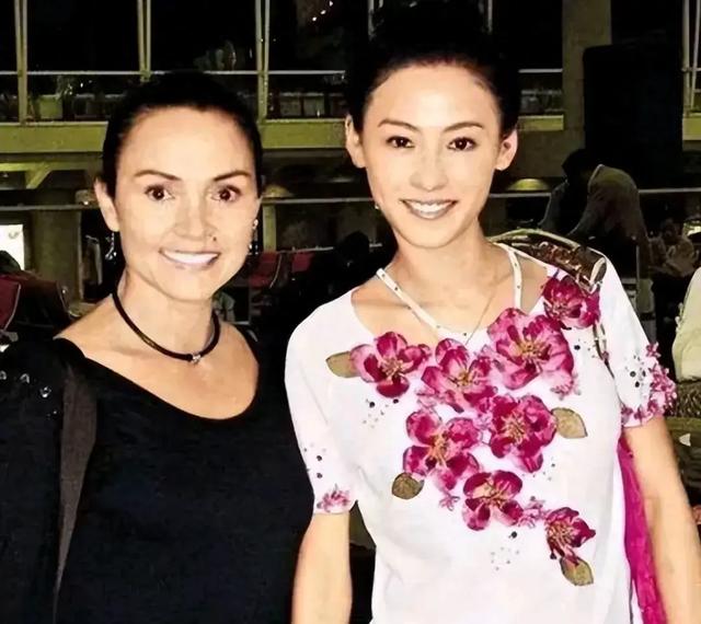 张柏芝母亲戴莎莉，16岁怀孕，四段婚姻，55岁还全裸拍三级片