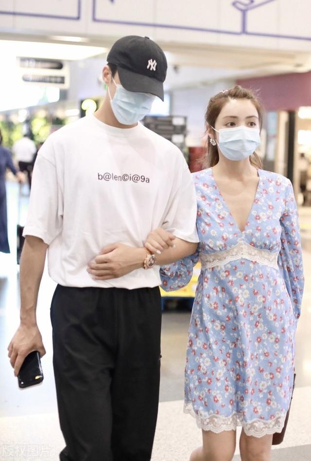 这个后环抱太甜了吧!姜潮和麦迪娜夫妻同框,每次都双手紧扣