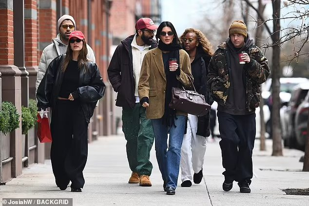 贾斯汀·比伯穿浴袍外出,行为不受控,海莉开心约闺蜜却也有苦衷