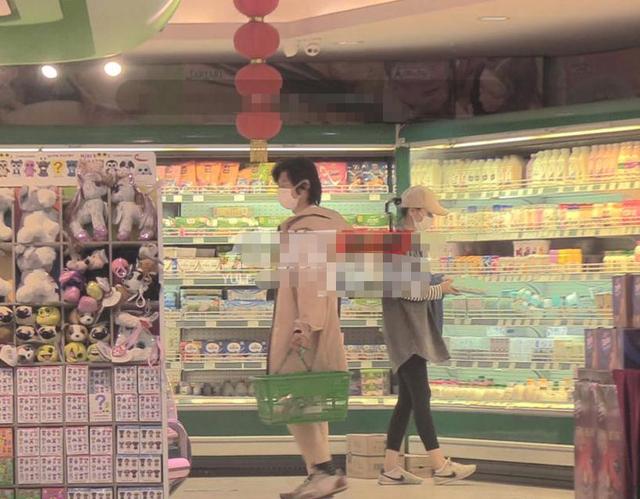 夏雨一家三口逛超市,43岁袁泉的美腿绝了,结账暴露家庭地位