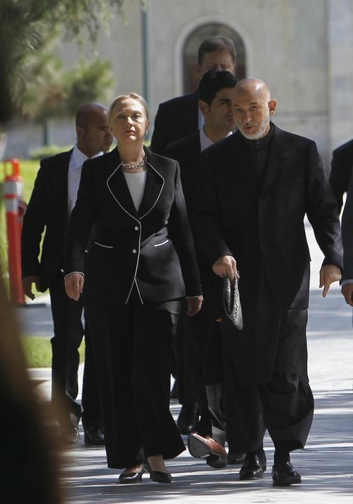 1998年克林顿曝“拉链门”丑闻,希拉里绝不吃亏,找多位情人报复