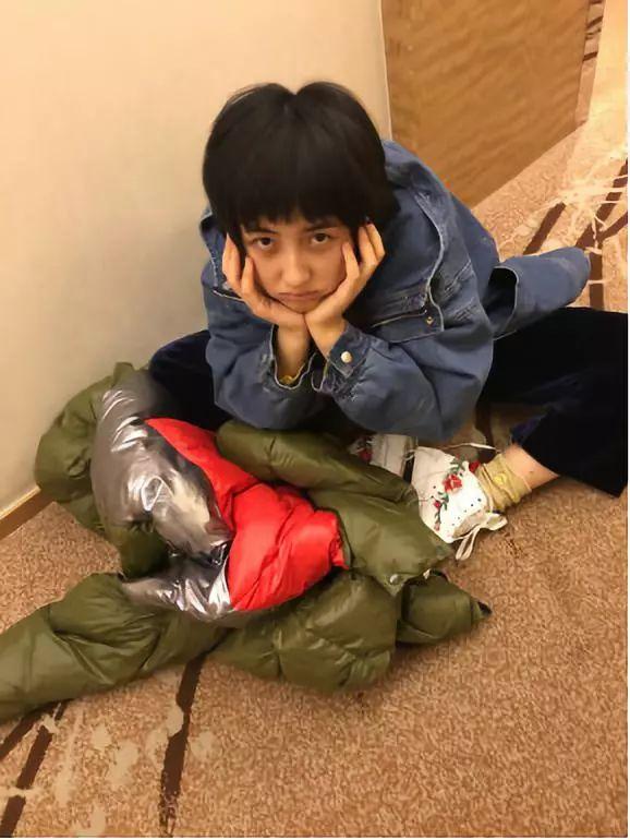 17岁的张子枫为黑眼圈操碎了心,而你还在没日没夜加班玩游戏?