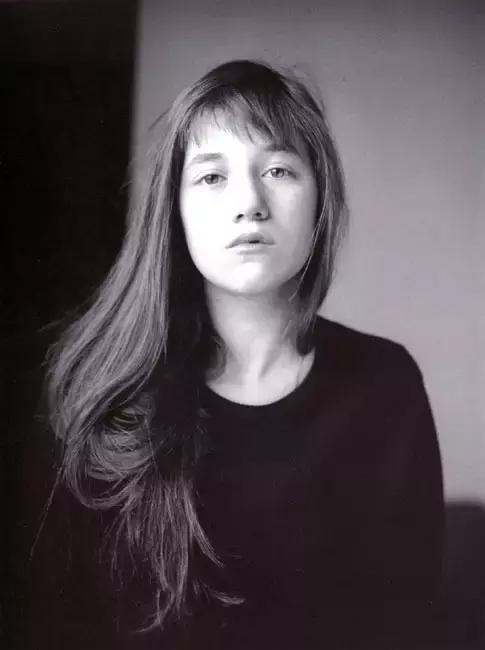 她是《不安分的姑娘》里的小可爱,也是暴力疯狂的“女性瘾者”