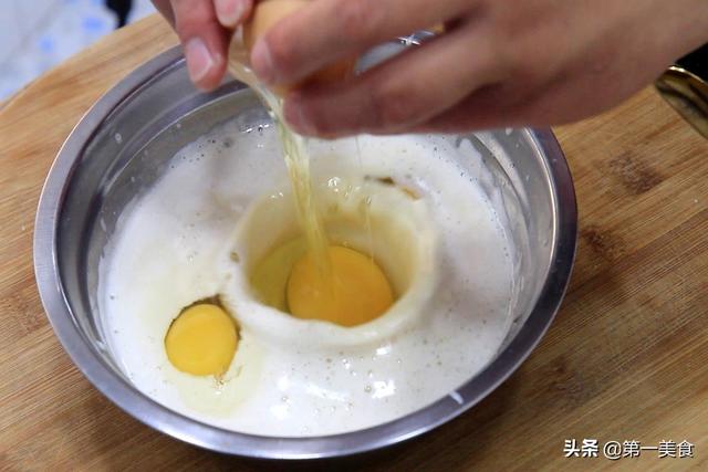 豆腐也能在家做，不用内酯不用卤水，几个鸡蛋搞定，豆腐嫩滑白净