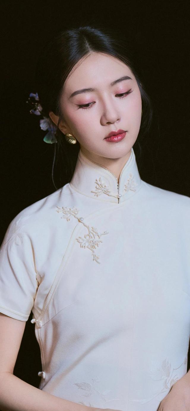 ​美女系列壁纸第4224期—一袭白色旗袍的许龄月