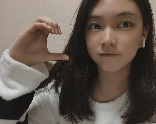 《舞法天女》的苏爱蕾，如今16岁是一名高中生，近照又高又瘦