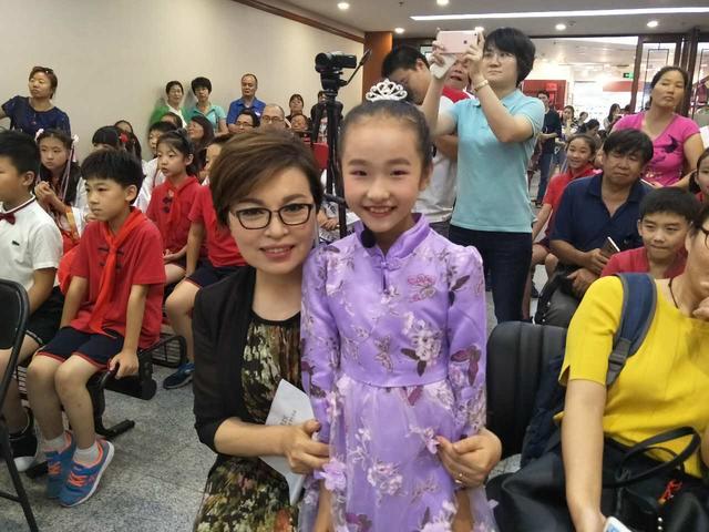 《新闻联播》前主播李瑞英：与丈夫青梅竹马，退休后生活怎样？