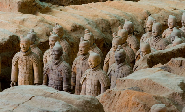 秦始皇兵马俑，是用活人烧制的？这尊裂开的兵马俑，解开了真相