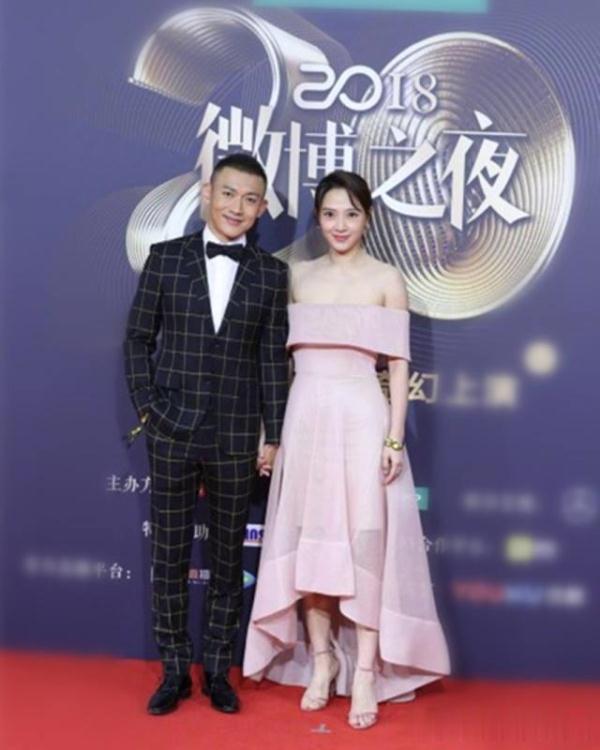 聂远携手妻子走红毯，“正宫娘娘”一袭粉裙太美艳，原来这么会穿