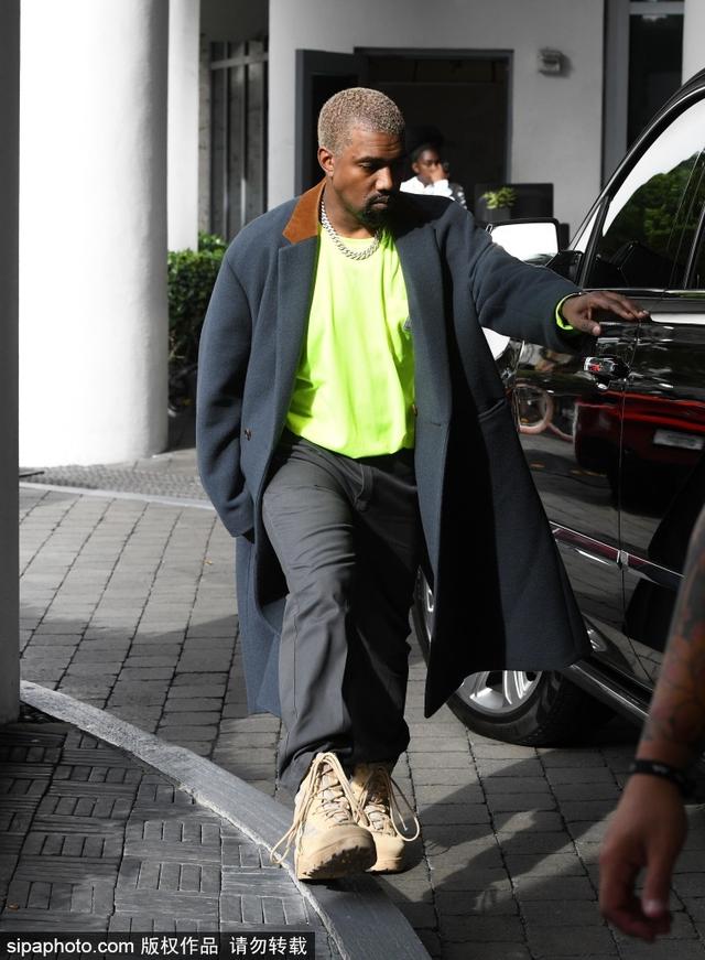 金·卡戴珊穿开叉紧身裙 巨臀纤腰性感诱人！